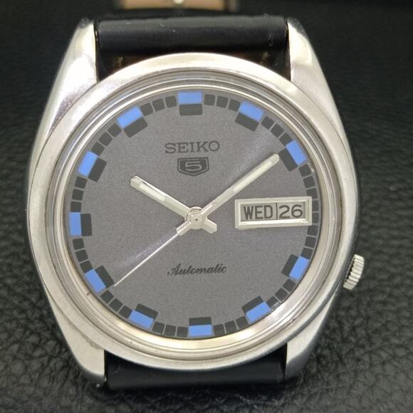 Vintage 1984 Seiko Automatic Mens Silver Watch W/daydate & Blue accents - Picture 4 of 10